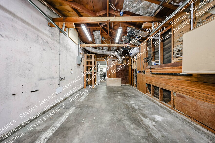 Building Photo - 1310 W Glenrosa Ave