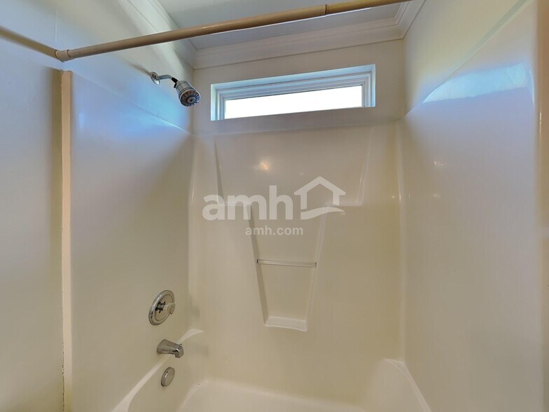 Building Photo - 193 Mott Rd