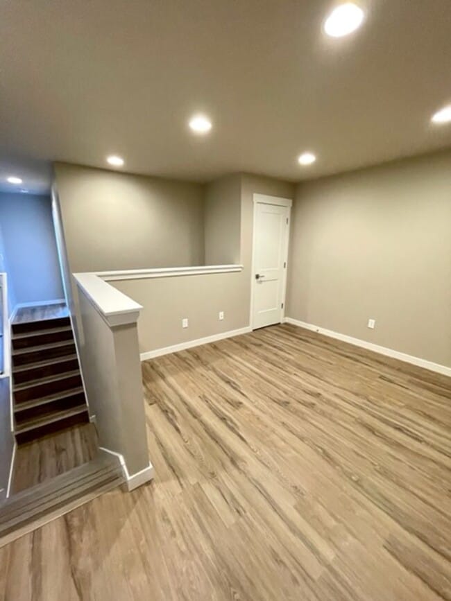 Building Photo - Jennifer Triplex - 61525-JENN-00