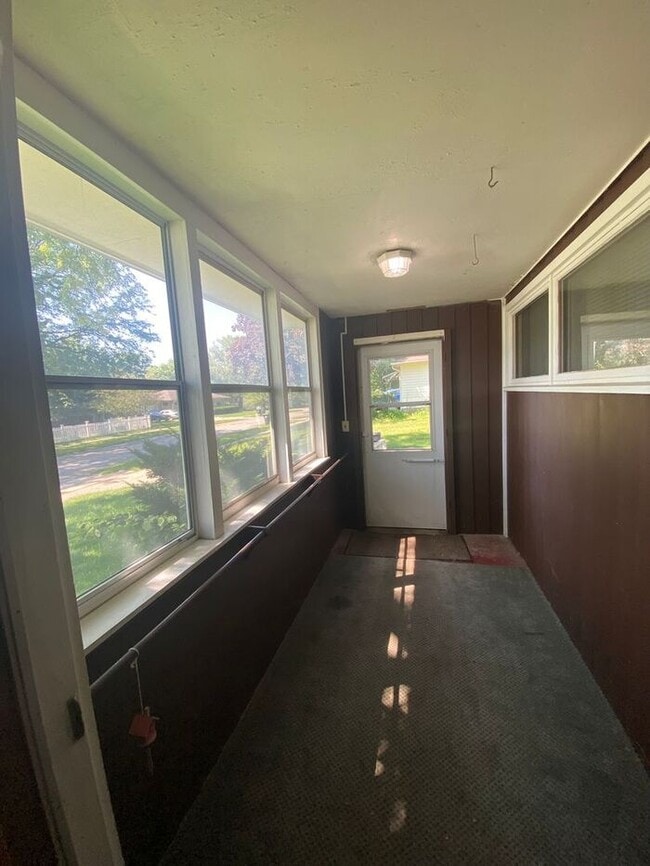 Building Photo - $1,600 | 3 Bedroom, 1 Bathroom House | No ...