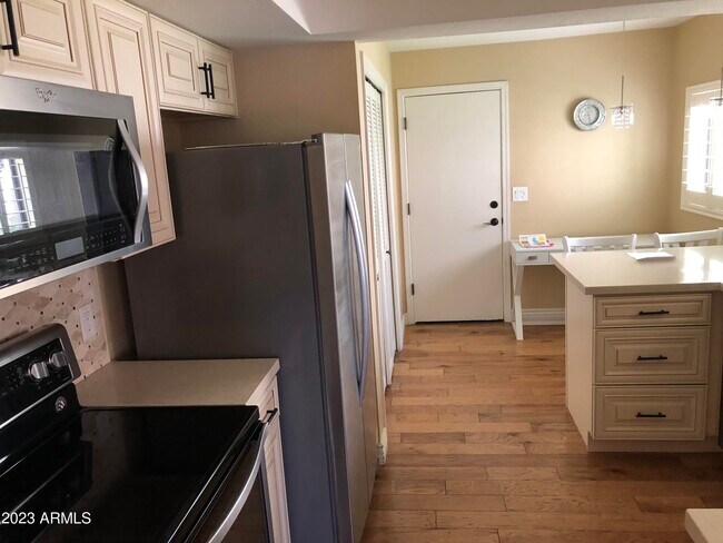 Building Photo - 6527 N 13th Dr