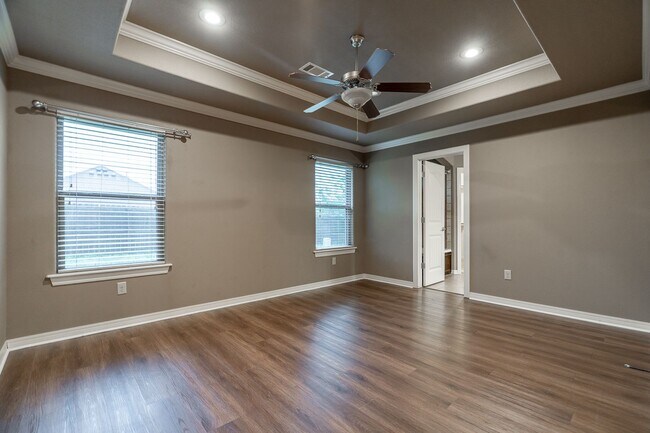 Building Photo - Beautiful 3-bedroom 2 bath Home in Fayetteville!! New Vinyl Plank Floors!