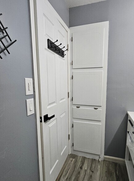 Building Photo - 6005 Fox Ct