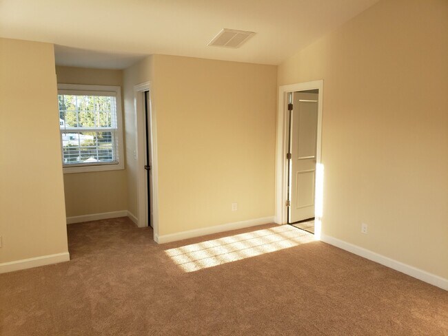 Building Photo - Three-Bedroom Home for Rent in New Riverside!