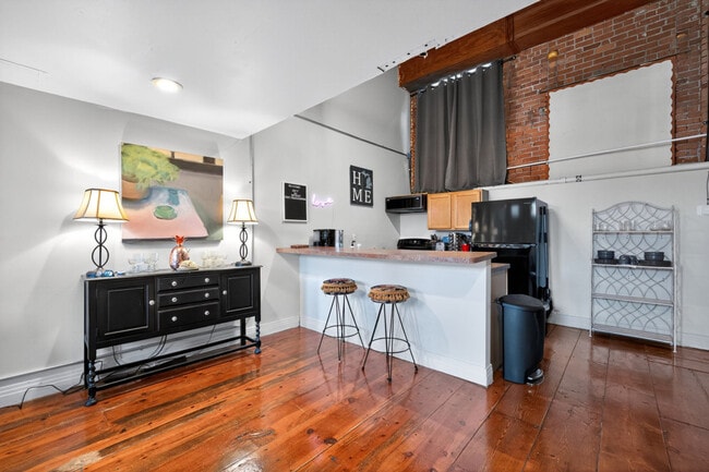 Building Photo - 227 Iron St