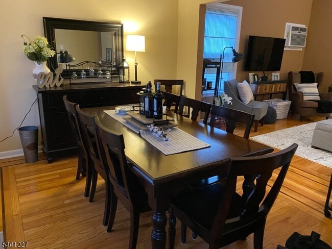 Building Photo - 18 Hilton St