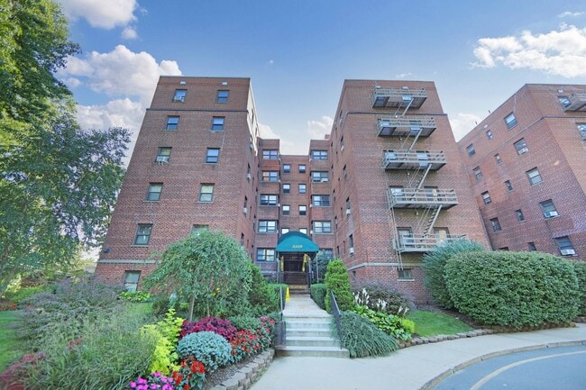 Building Photo - 2329 Hudson Terrace
