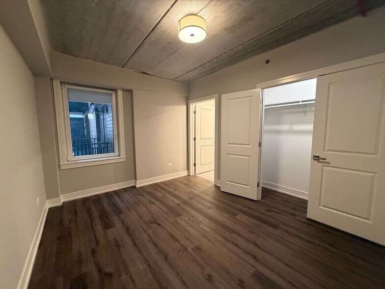 Building Photo - 952 W Carmen Ave