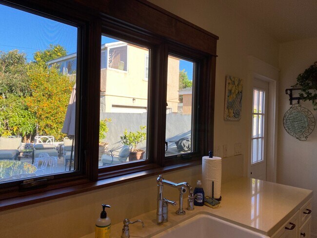 Building Photo - FLEXIBLE FULLY FURNISHED Point Loma Home! AC! All Utilities Included!