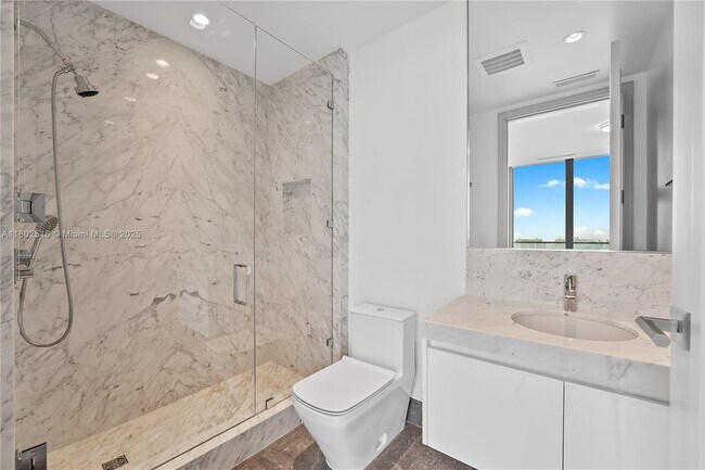 Building Photo - 17901 Collins Ave