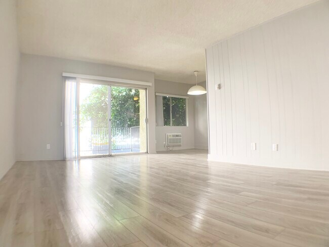 Building Photo - 1415 S Bundy Dr