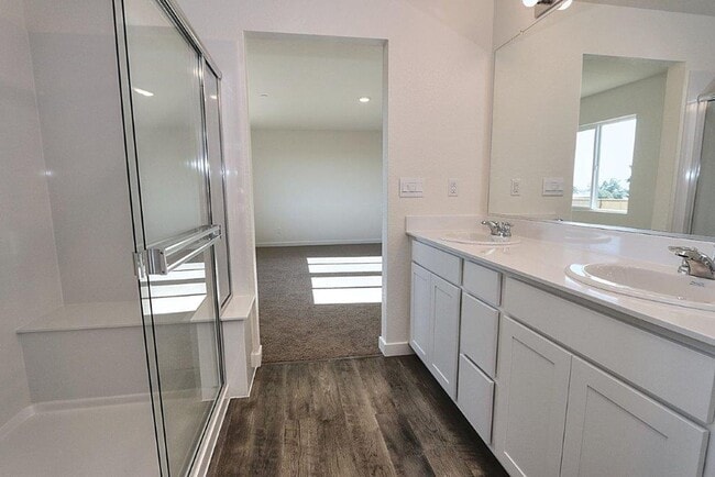 Building Photo - Beautiful Lincoln Home Available in May!