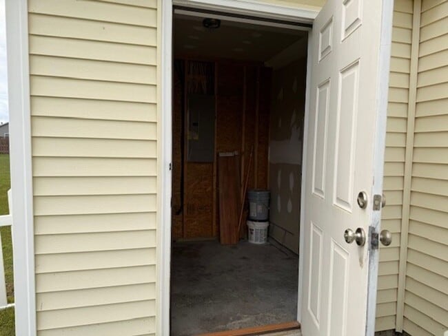 Building Photo - Home is located in Avendale-Rocky Point ad...