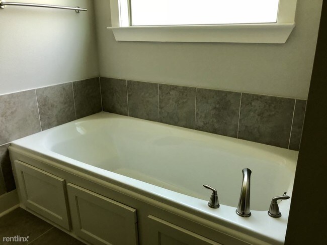 Building Photo - 3 br, 2 bath House - Dutchtown Meadows