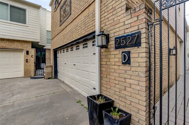 Building Photo - 2527 Potomac Dr