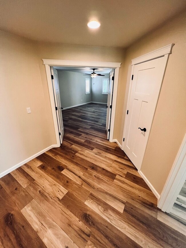 Building Photo - Stunning 5 bedroom W/Bed & Full Bath on Main Floor