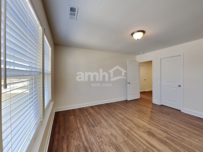 Building Photo - 3031 Esquire Dr
