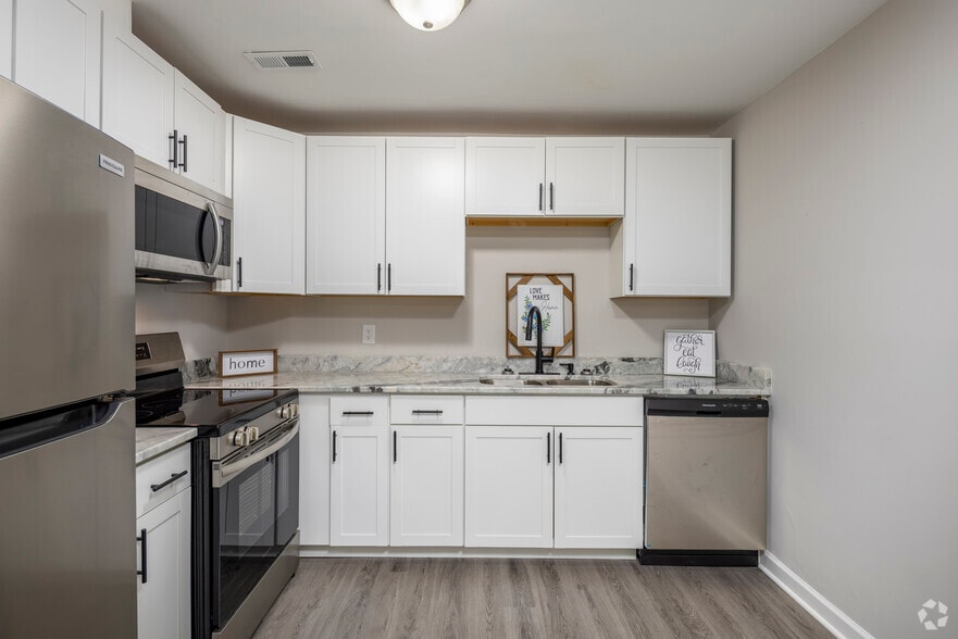 3BR, 1.5BA - 996SF - Kitchen - Laurens Street Station