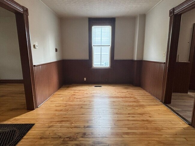 Building Photo - 375 Erie St