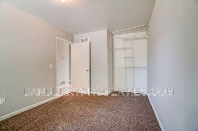 Building Photo - 3733 Willow Run Dr