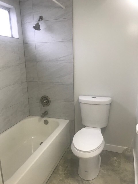 Shower/tub & toilet - 1303 44th Ave SW