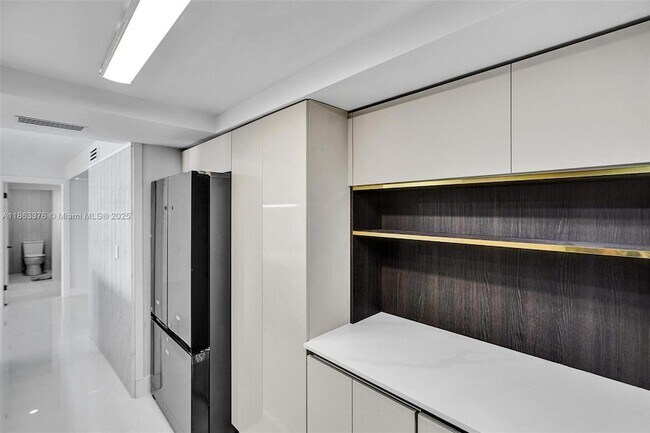 Building Photo - 6039 Collins Ave