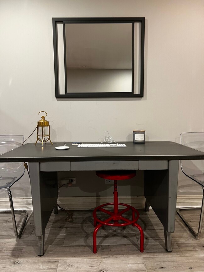 Workspace - 1525 N Maplewood Ave