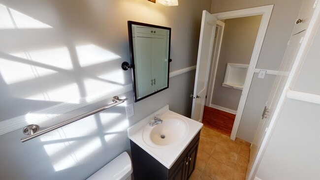 Building Photo - 218 E 33rd Pl