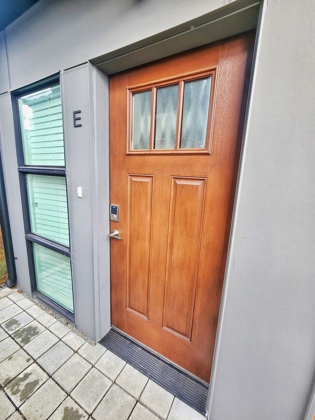 Building Photo - Beautiful 2 Bed 1.75 Bath Townhome in Central District