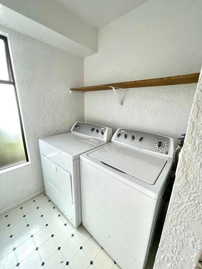 Building Photo - Large Unit! 2-Car Garage Parking! Don't Miss This One!