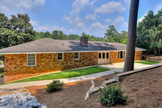 Building Photo - 3 Bedroom 2.5 Bathroom Ranch