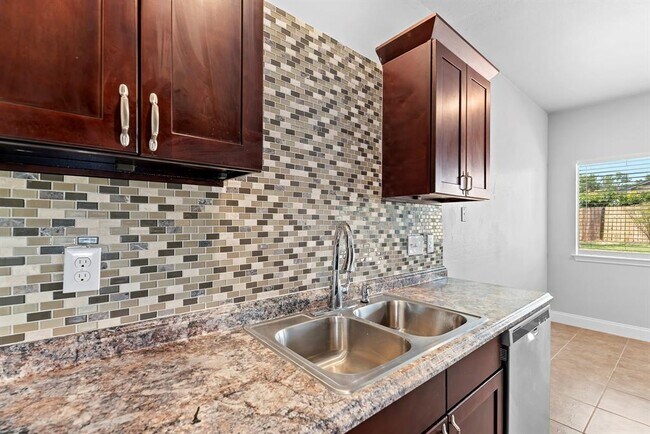 Building Photo - 1207 York Castle Dr