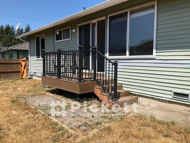 Building Photo - 609 NE Roswell Dr