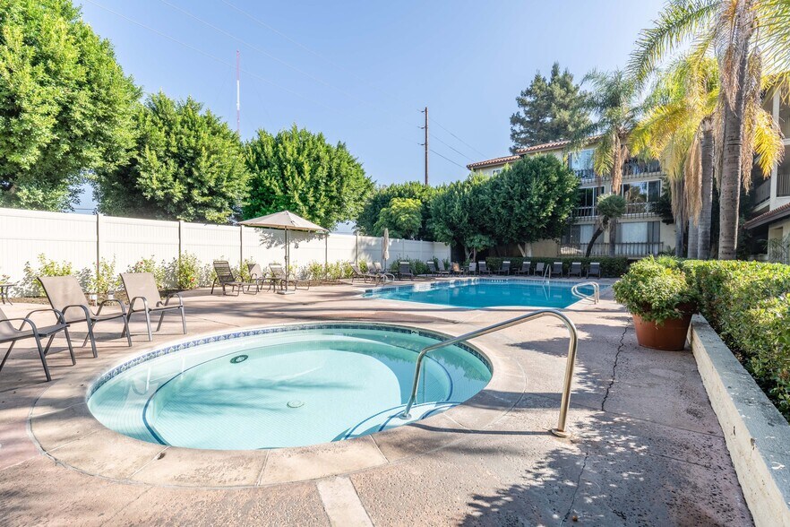 Building Photo - 12830 Burbank Blvd