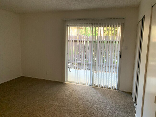 Building Photo - 5420 Roundtree Ct