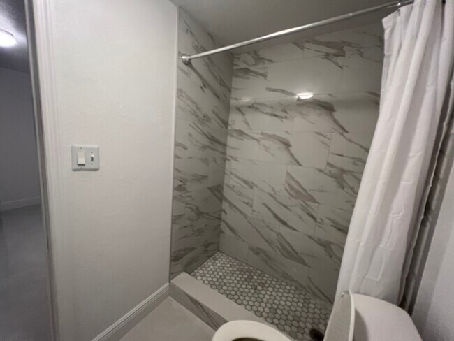 Building Photo - 1300 NE 47th Ct