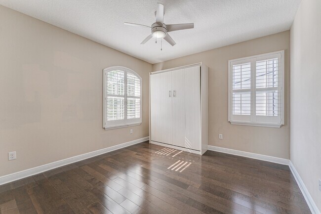 Building Photo - Stunning David weekly designed 3 BR+ OFFICE/ 2.5 BA / 2 Car executive townhouse in Hyde Park / So...