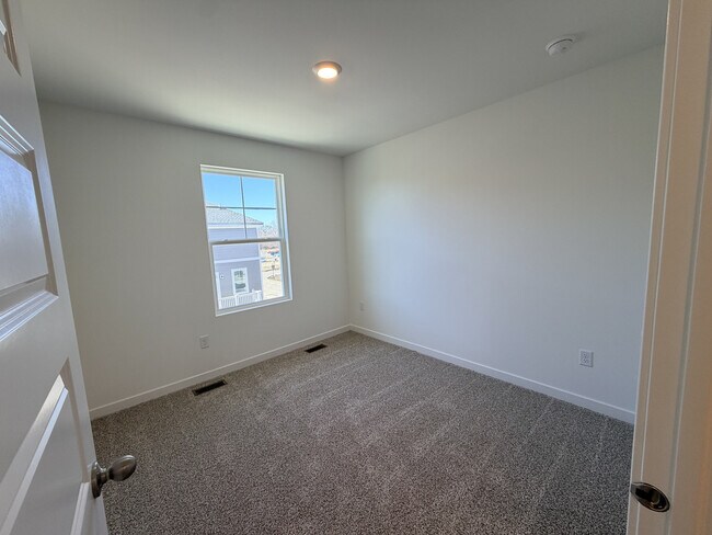 Building Photo - 563 Yosemite Wy