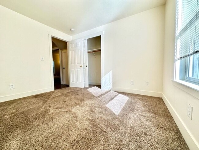 Building Photo - 839 Rio Chico Way