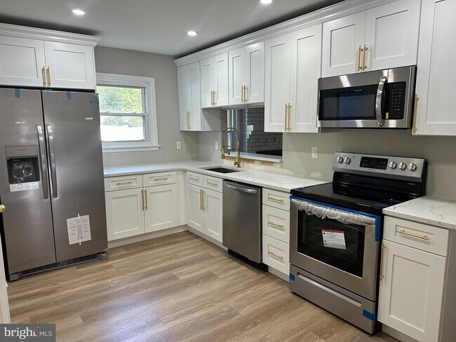 Building Photo - 18 Madison St