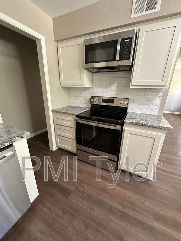 Building Photo - 2007 Bradshaw Dr