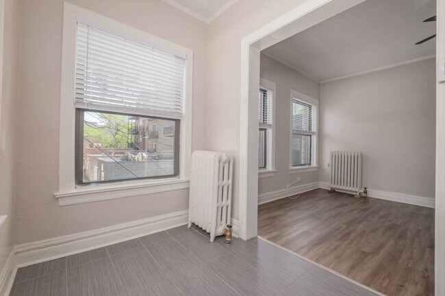Building Photo - 916 W Diversey Pkwy