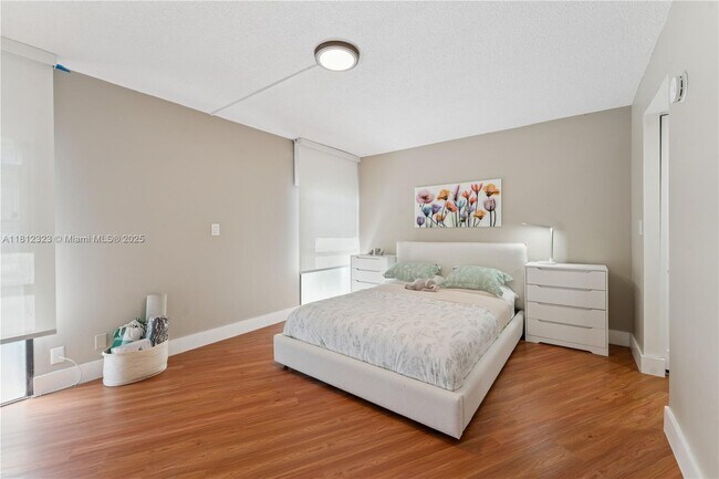 Building Photo - 3101 N Country Club Dr
