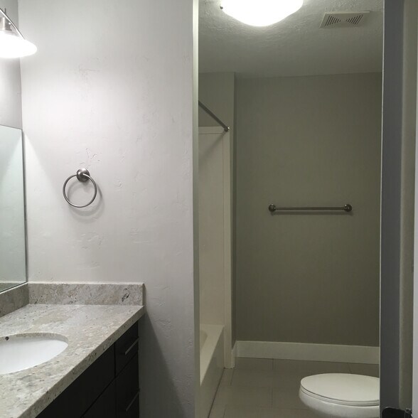Building Photo - 301 N. Almond Street #5