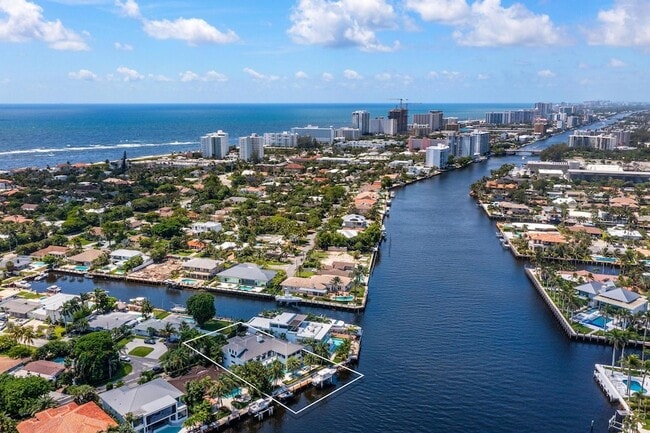 Building Photo - 2307 N Riverside Dr