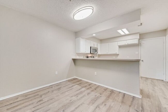 Building Photo - Quiet & Bright Home in Irving