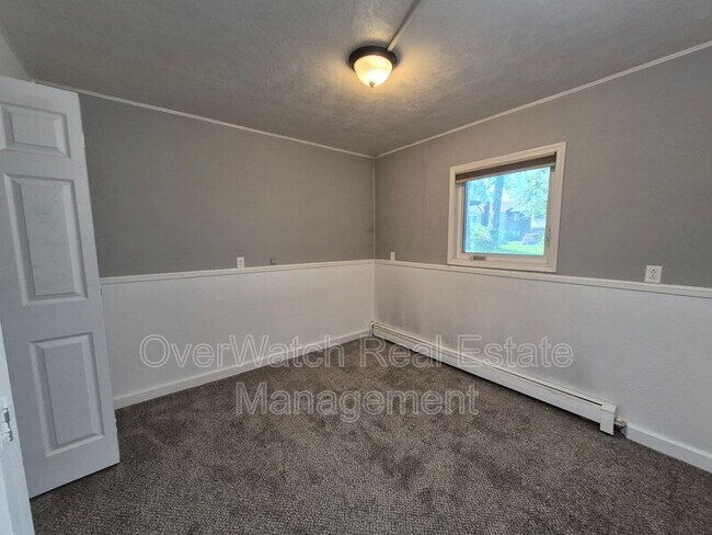 Building Photo - 429 Creekside St