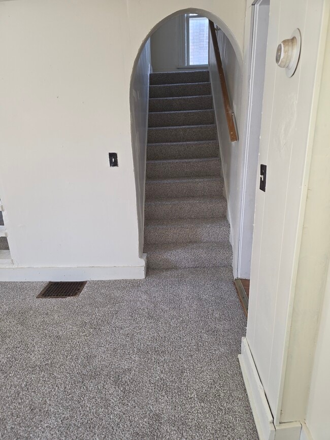 Building Photo - 934 W 11th St