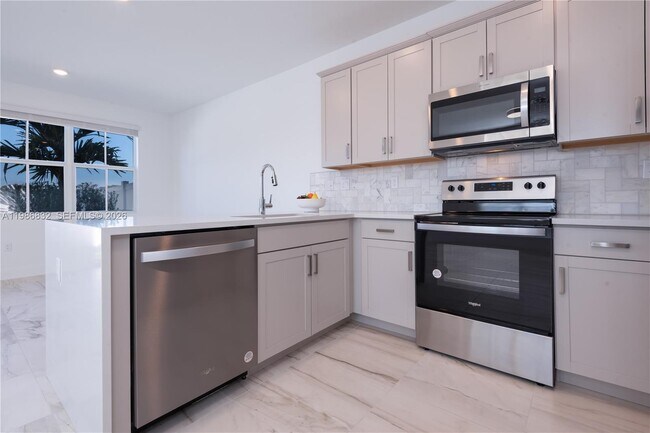 Building Photo - 230 SW 170th Ave