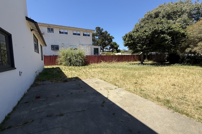 Building Photo - Spacious 3-Bedroom Home with Hardwood Floors & Large Backyard in South San Francisco